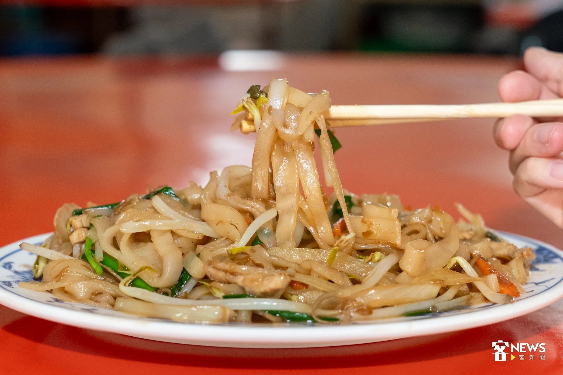美光「炒粄條」調味有醬油、白胡椒，將客家料理的「油、鹹、香」發揮極致，屬於「濃厚系」粄條。洪藝晅攝