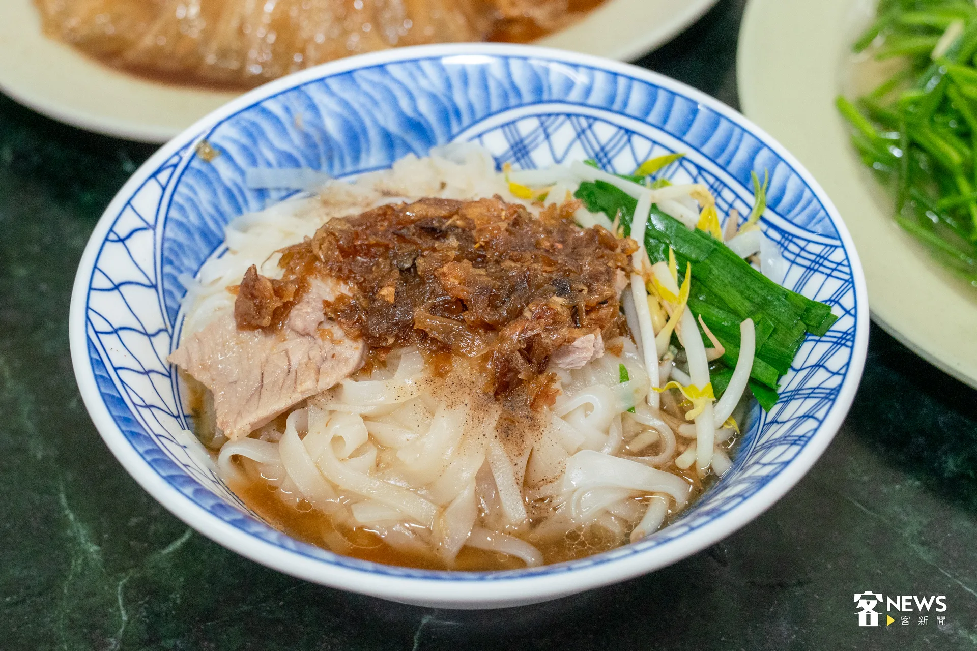 記者品嘗「老牌粄條店」乾粄條，口感Q彈有嚼勁，味道不重口耐吃。洪藝晅攝