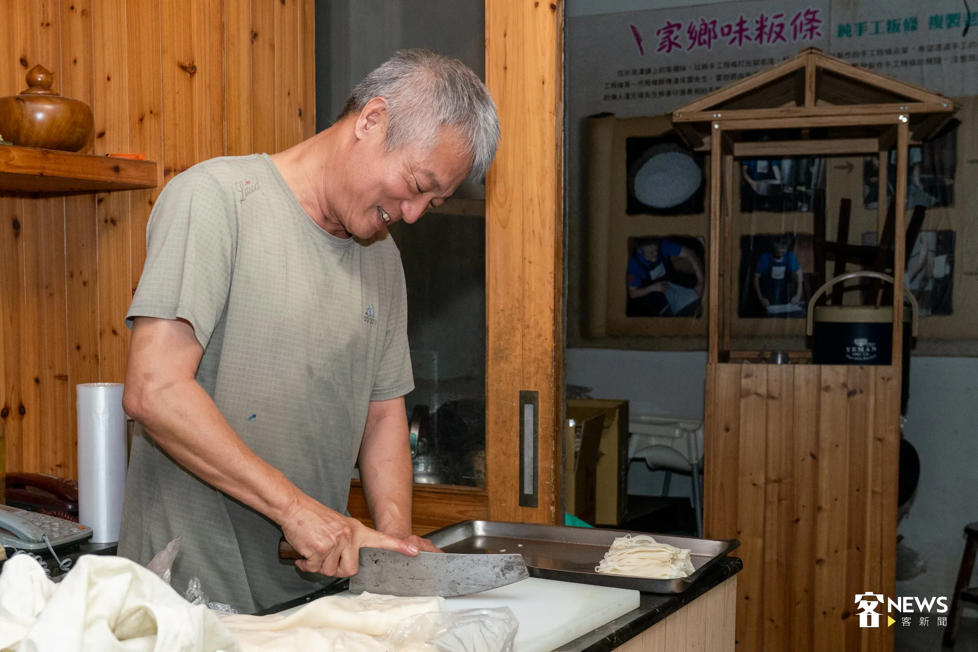 第五代老闆用超過 40歲的老刀邊切粄條邊介紹，「太費工了，做給自己賣就不夠。」洪藝晅攝