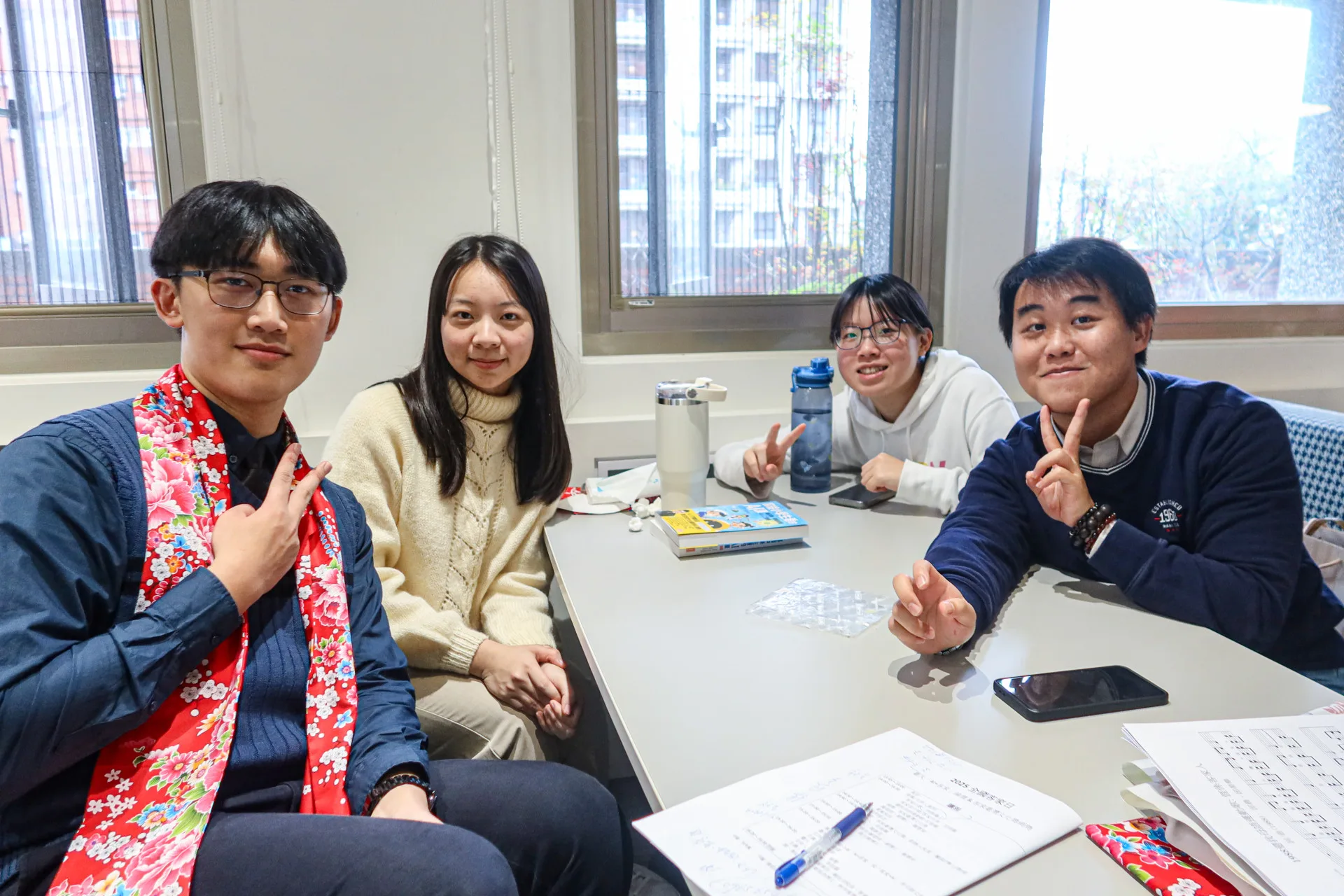 出席「全國客家日」活動的台大客家社成員，左起社長李冠霖、社員林映臻、張毓琳、劉延軒。何來美攝
