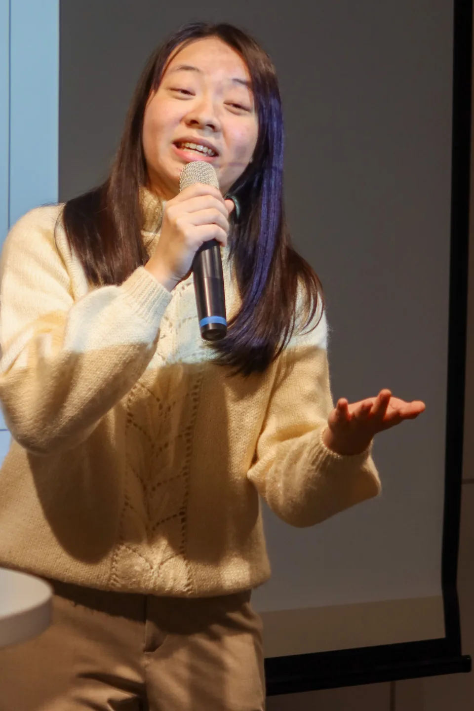 台大政治系二年級學生林映臻是台大客家社社員，在「全國客家日」演唱客家山歌，她曾獲竹東全國山歌比賽客家小調組第一名。何來美攝