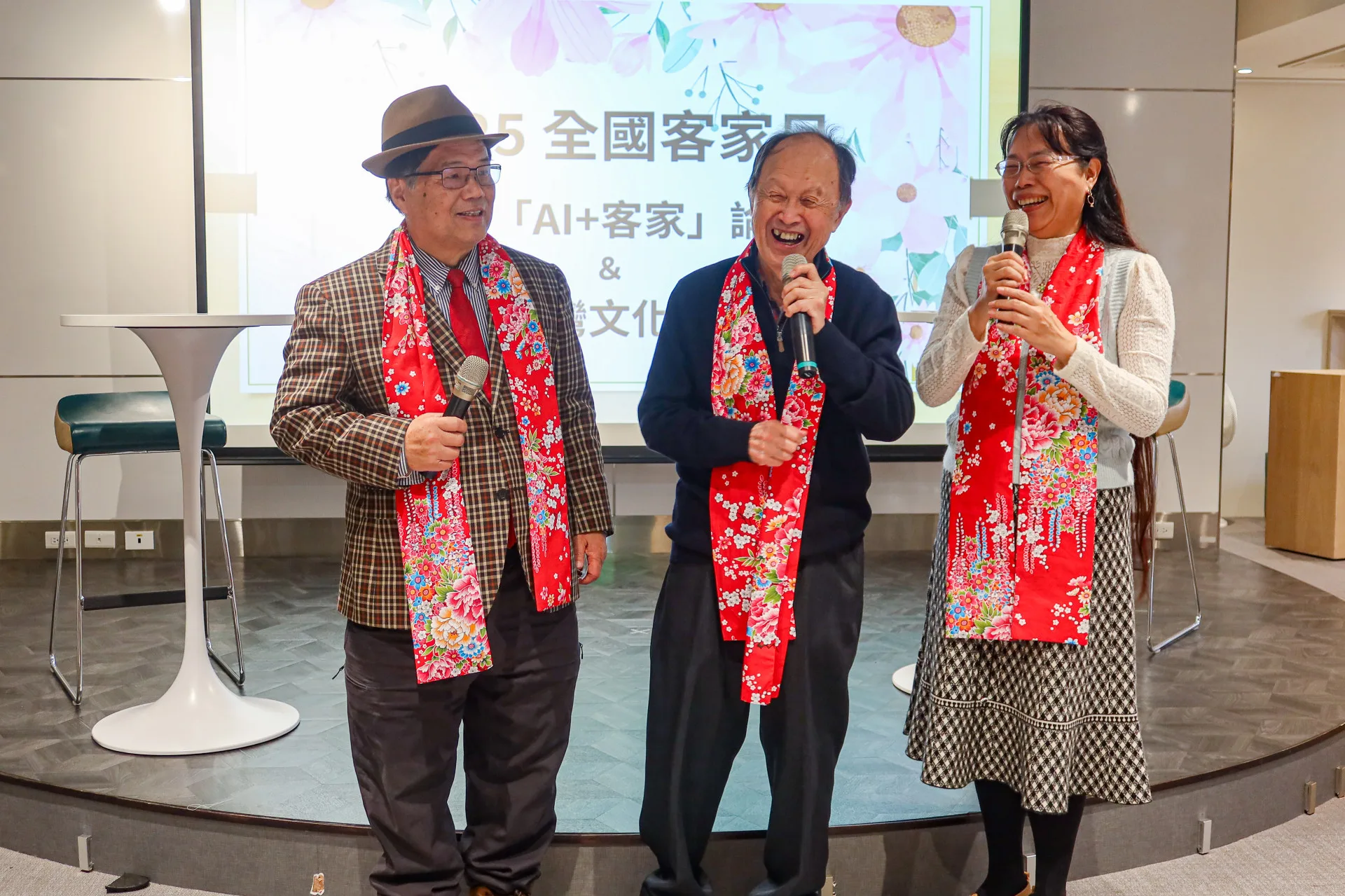 寶島客家電台董事長黃永達教授（中）、董事兼主持人劉楨（右）與前台大教授邱榮舉，談當年寶島客家電台創台與募款的艱辛。何來美攝
