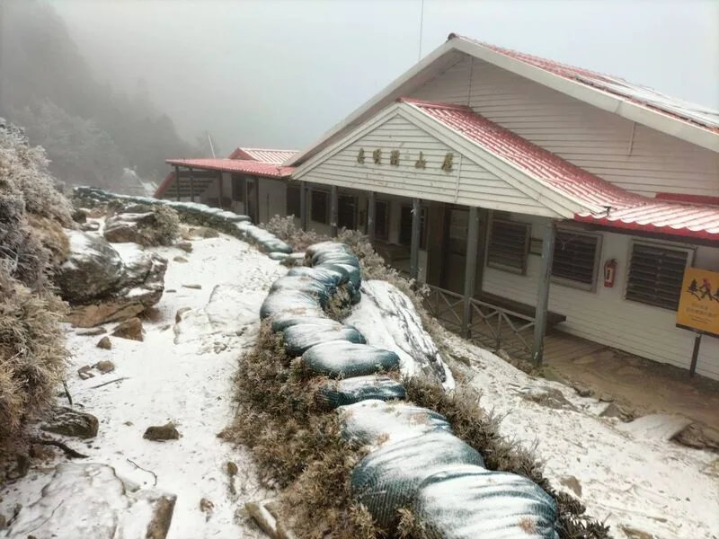 氣象署發布低溫特報，嘉明湖山屋8日清晨4時許降下一陣雪，大地成銀白世界。嘉明湖熊出沒提供
