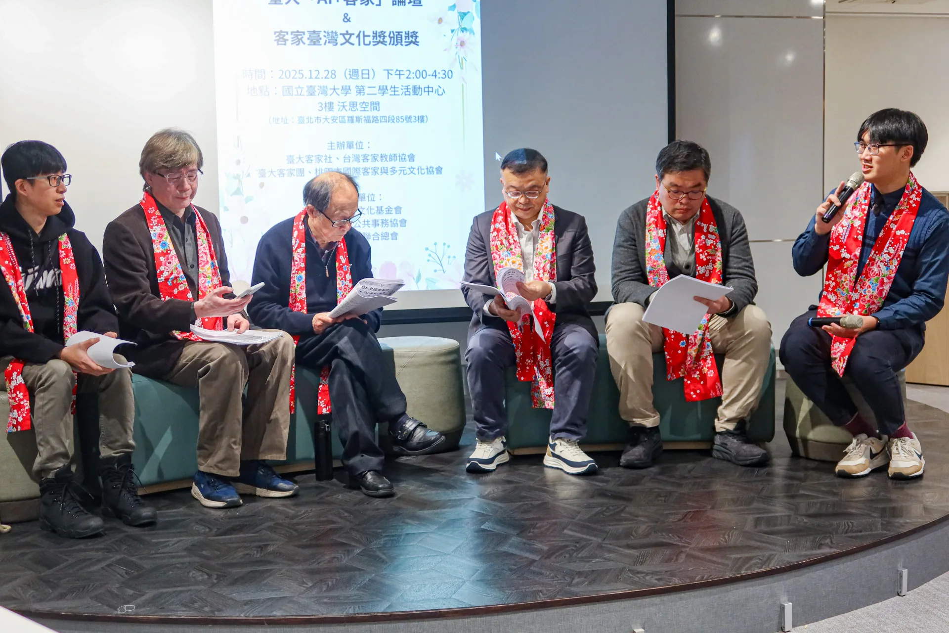 台大客家社社長李冠霖（右一）主持「台大『AI+客家』論壇」。何來美攝