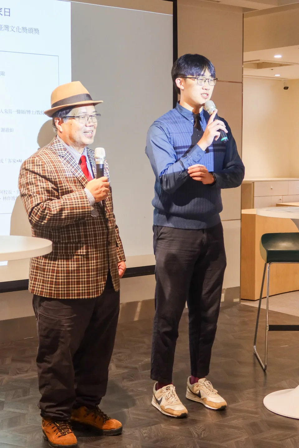 1988年「還我母語運動」總領隊邱榮舉（左）與台大客家社社長李冠霖，去年底共同主持「全國客家日」活動，頗有薪火相傳意味。何來美攝