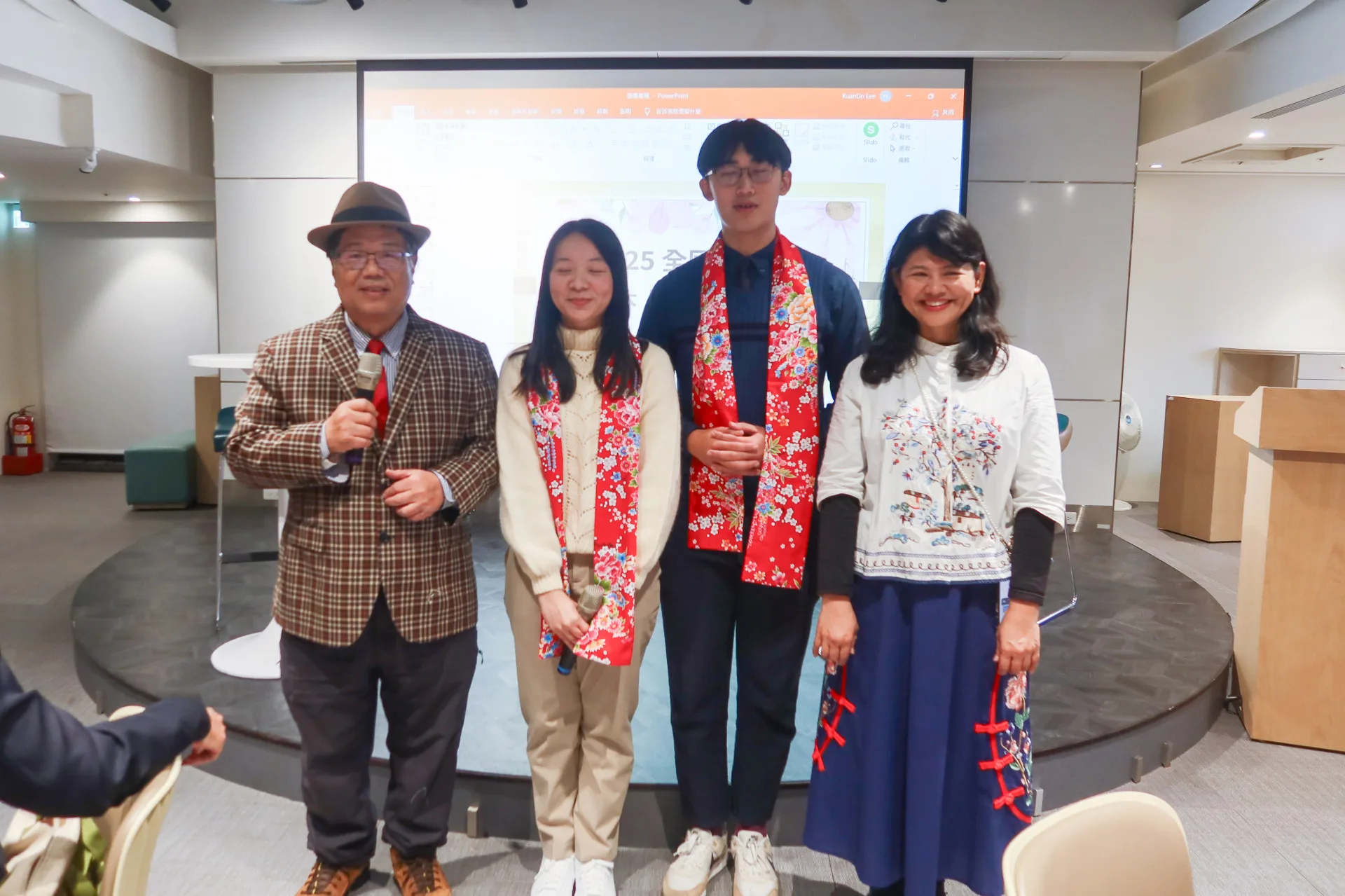 邱榮舉（左一）、成大文學博士黃玉晴（右一）與台大客家社社長李冠霖（右二）、社員林映臻（左二）共同帶動「全國客家日」活動，老中青三代傳承客家活動。何來美攝