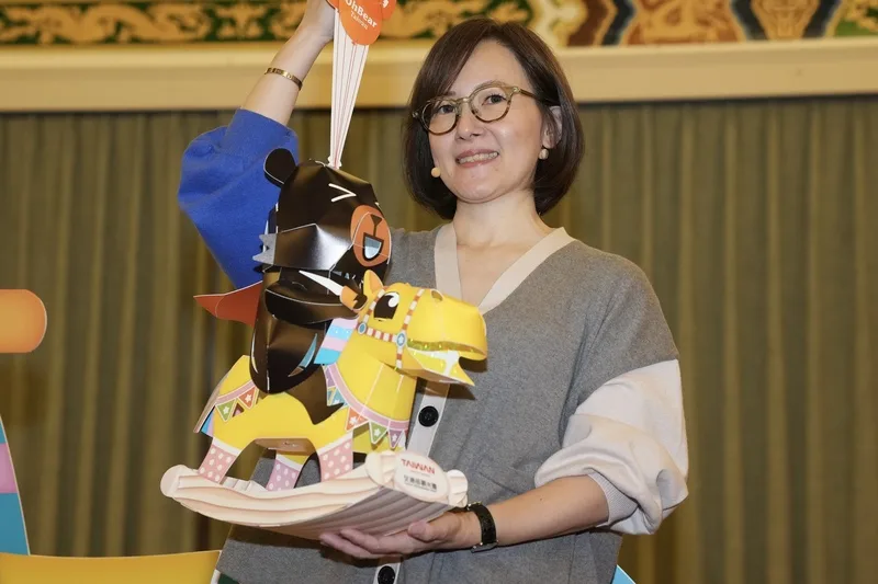 交通部觀光署9日在台北圓山大飯店舉行2026台灣燈會主燈暨小提燈造型發表記者會,設計師林佳葦拿著「喔熊馬抵嘉」小提燈。中央社