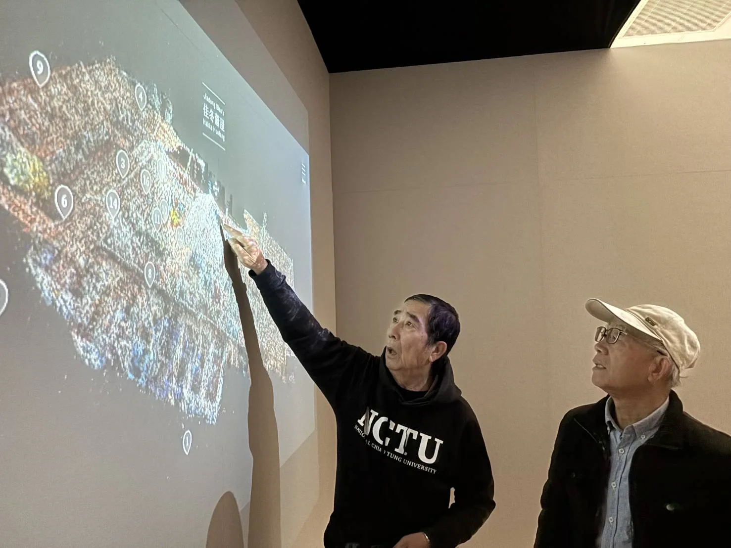 點雲科技重現六堆風華,佳冬蕭家(左起蕭壽宗先生、蕭芳樹總幹事)觀賞展覽。客發中心提供