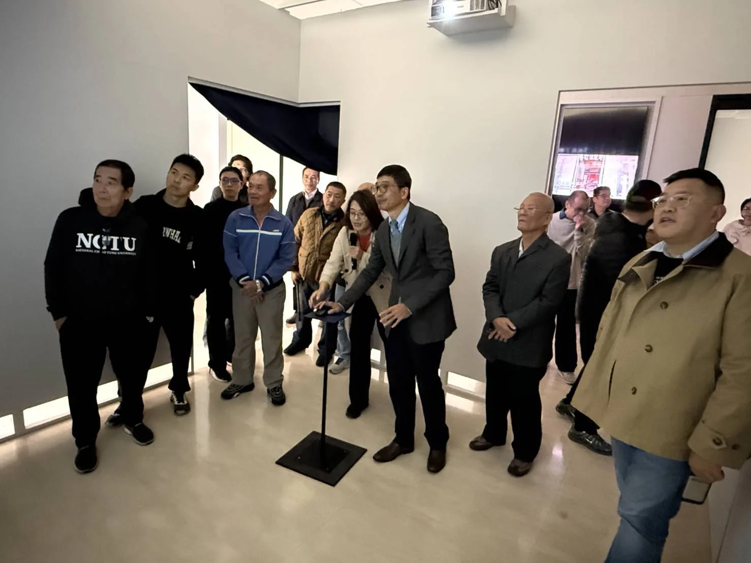 點雲科技重現六堆風華,客委會客發中心主任何金樑(圖中)體驗展場互動。客發中心提供