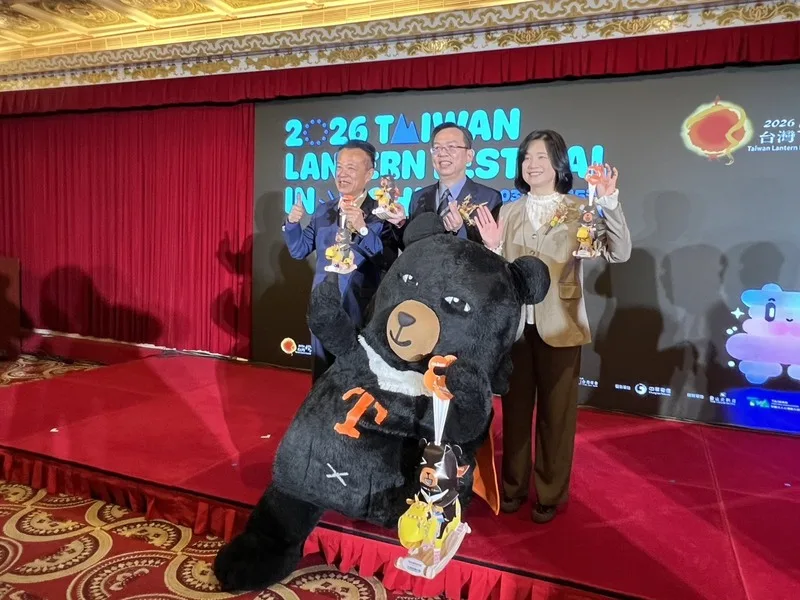 交通部觀光署9日舉辦2026台灣燈會主燈暨小提燈造型發表記者會,嘉義縣長翁章梁(左起)、交通部次長林國顯、觀光署長陳玉秀出席。中央社