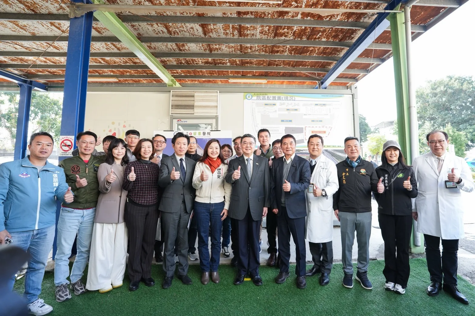 行政院長卓榮泰（前右4）9日視察衛生福利部苗栗醫院急重症醫療大樓擴建工程，與苗栗縣長鍾東錦（前右3）、行政院秘書長張惇涵（前左4）與衛福部次長林靜儀（前左3）等合影。行政院提供