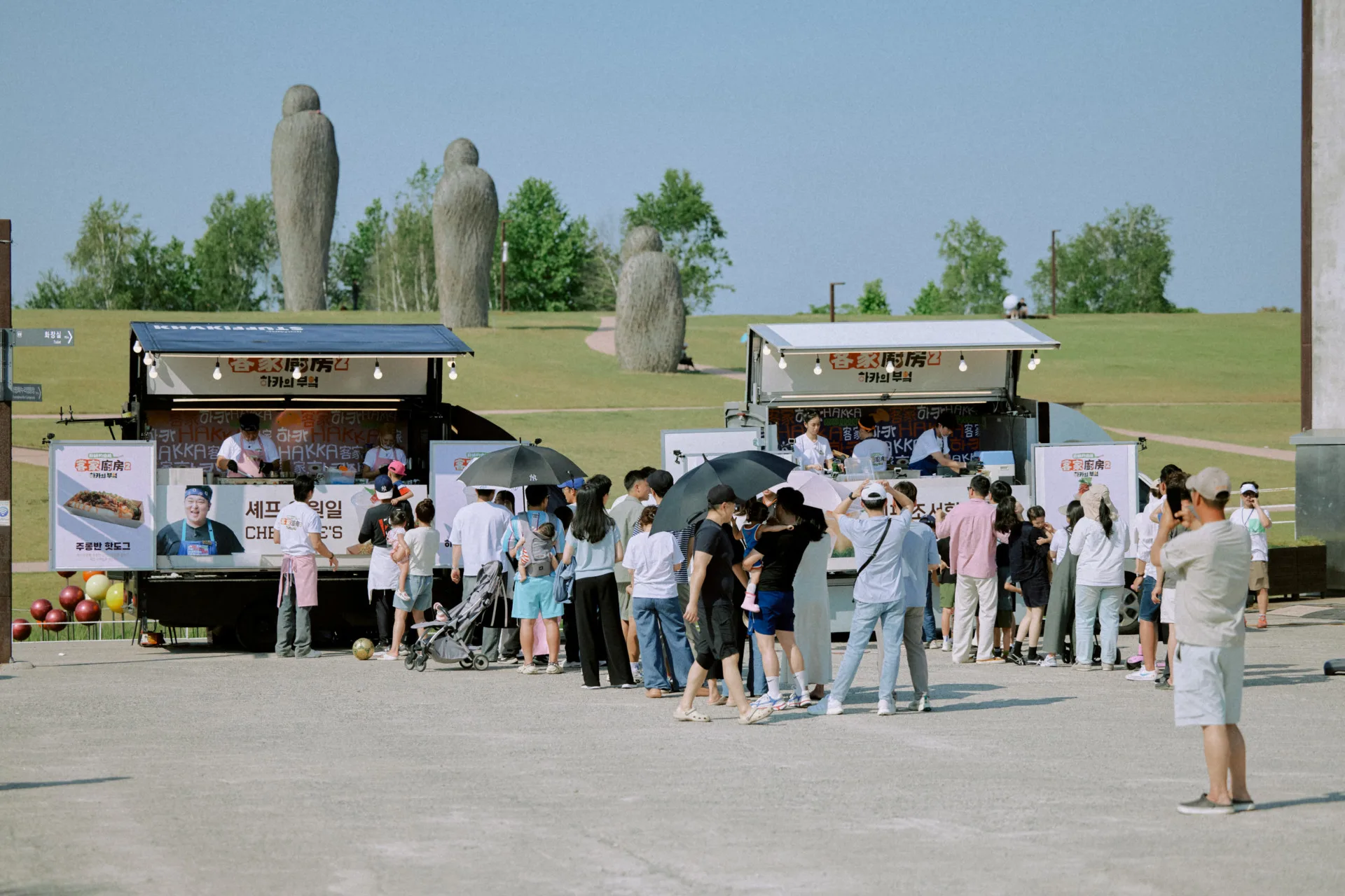 《客家廚房2》在「臨津閣和平世界公園」餐車前湧入排隊人潮。客家電視台提供