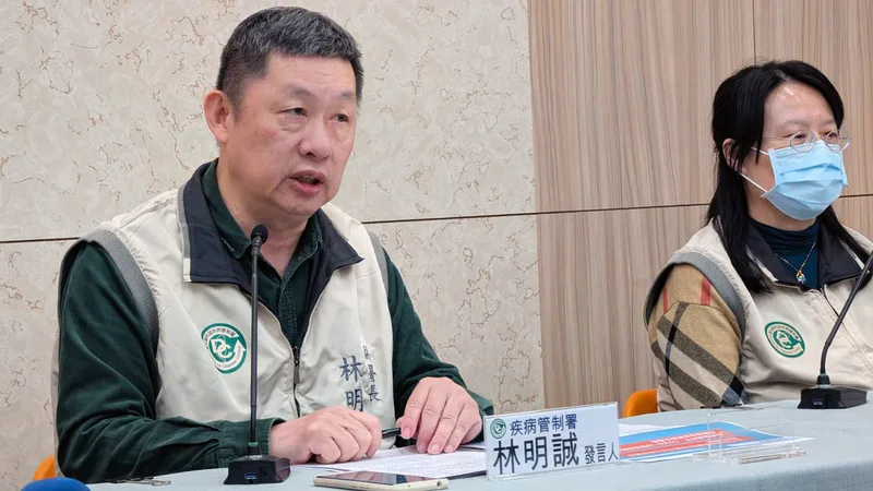 衛福部疾管署發言人林明誠（左）6日指出，最新預估1月下半月將進入流行期，春節前後達最高峰。中央社