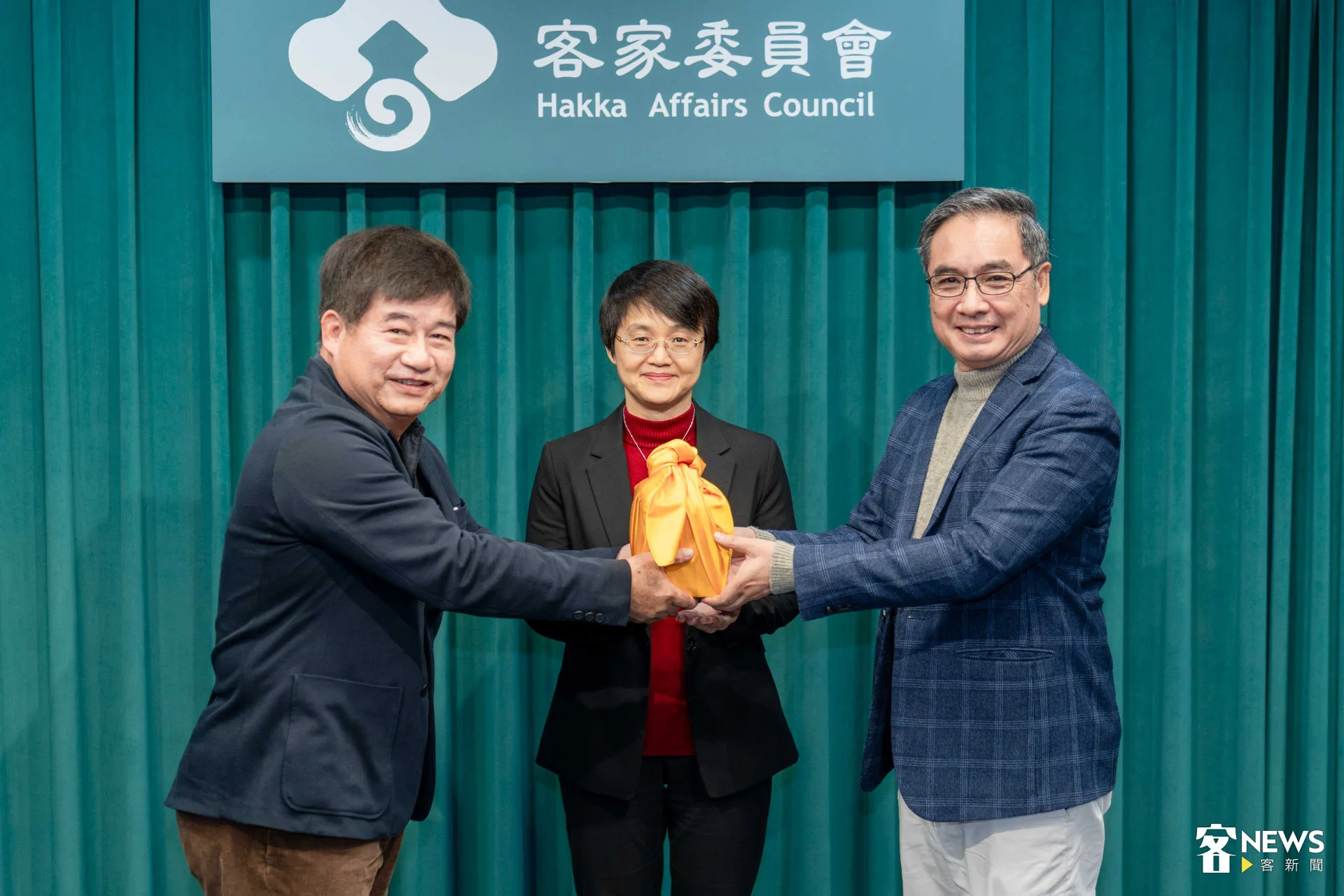 在客委會主委古秀妃（中）的見證下，客傳會新任董事長宋廷棟（左）從前任董事長陳邦畛手中接過印信。范修語攝