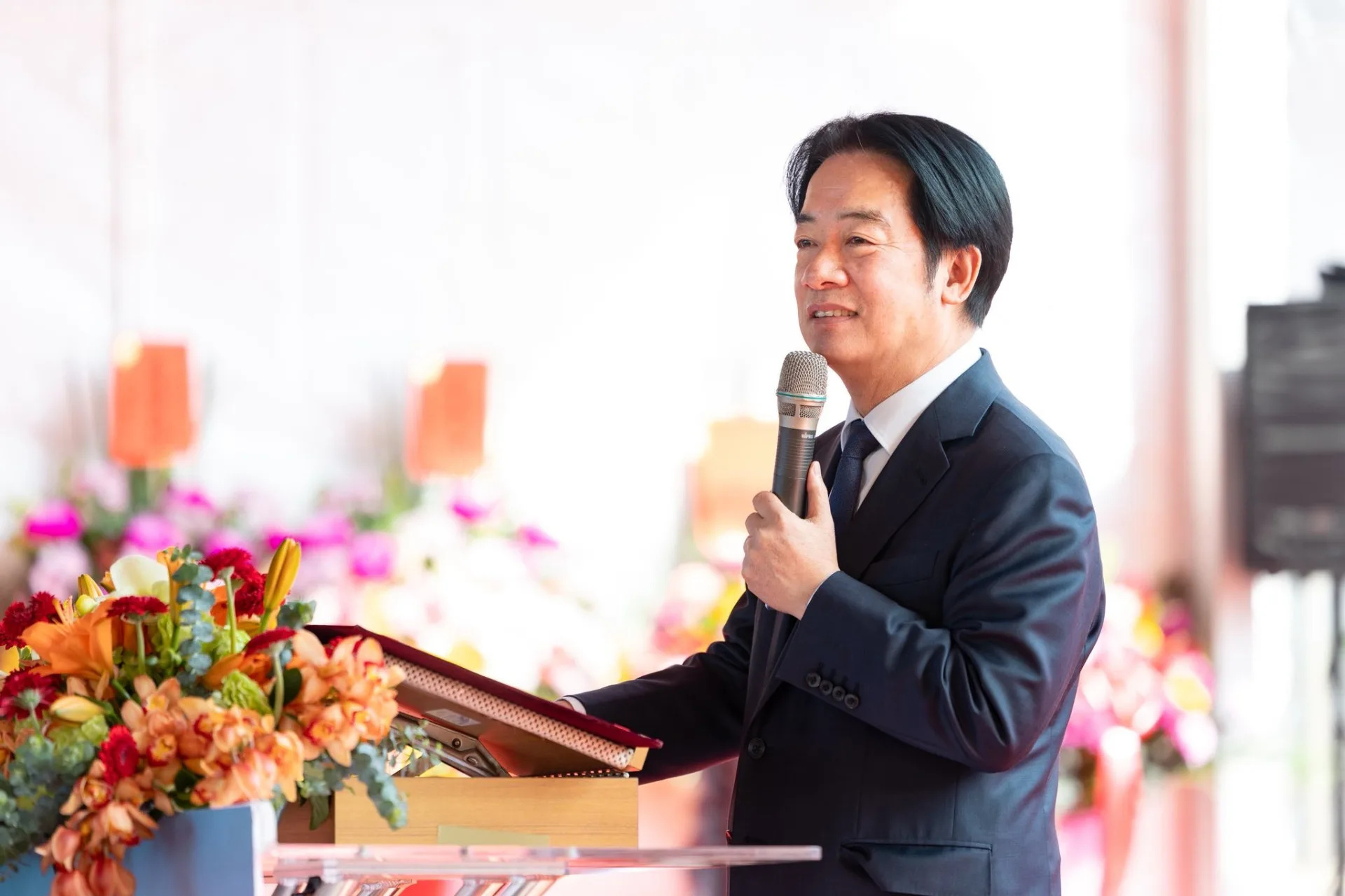 總統賴清德今天（13日）出席大千醫療集團竹南醫院動工典禮，打趣苗栗縣長鍾東錦都不向他咬耳朵。總統府提供