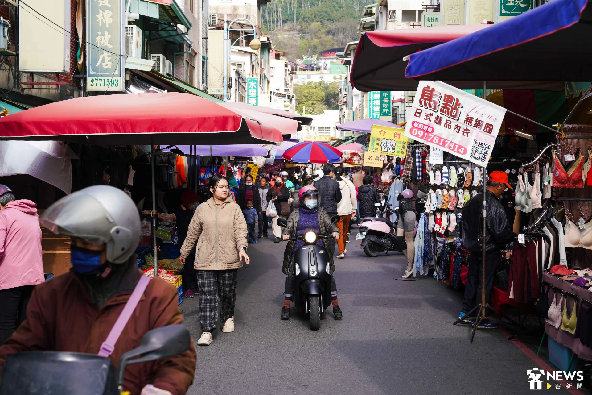 建築物外圍的街道永遠比內部更熱鬧。朱愷元攝
