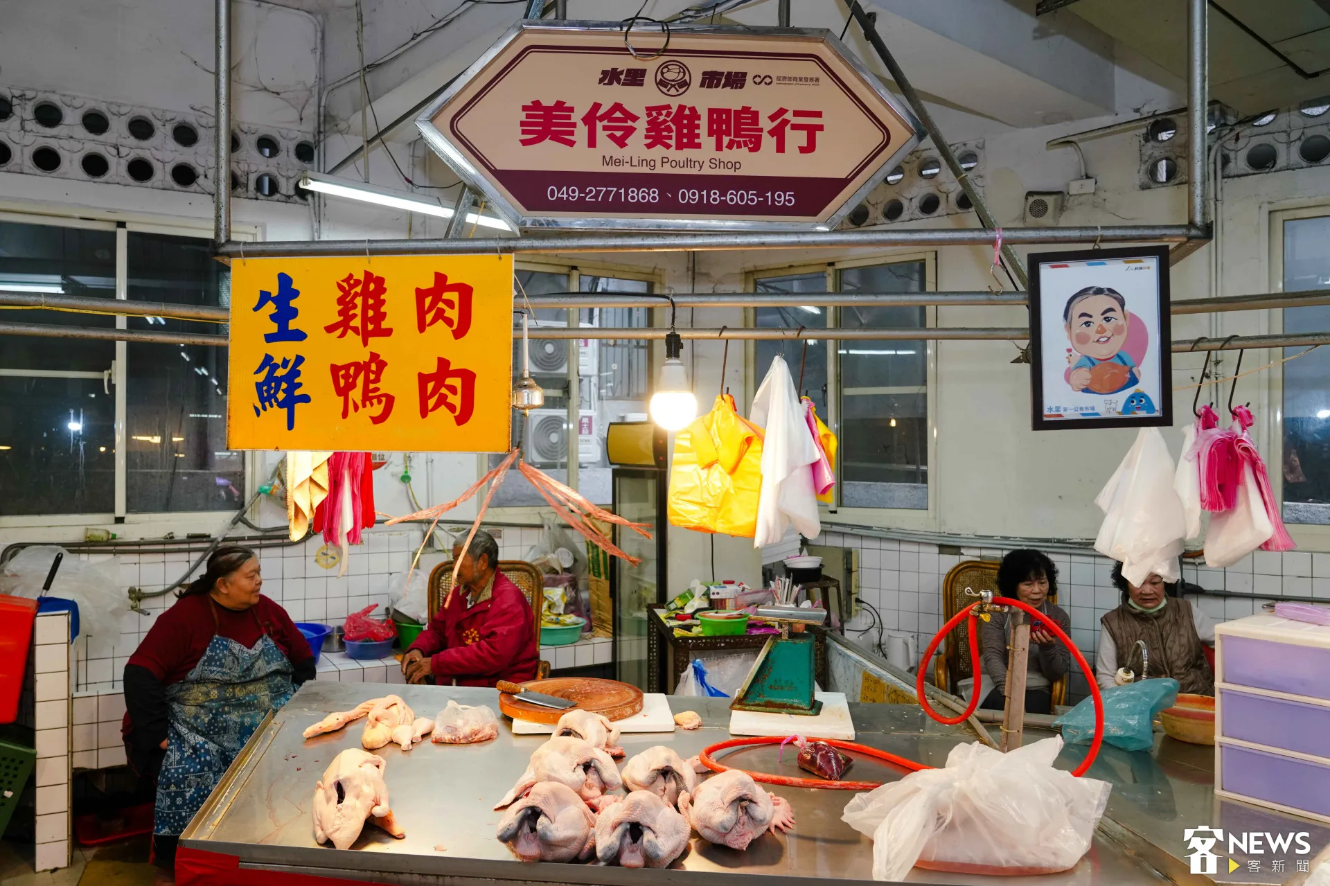 村落印象團隊進駐市場第一年，幫各攤老闆繪製Ｑ版肖像。朱愷元攝