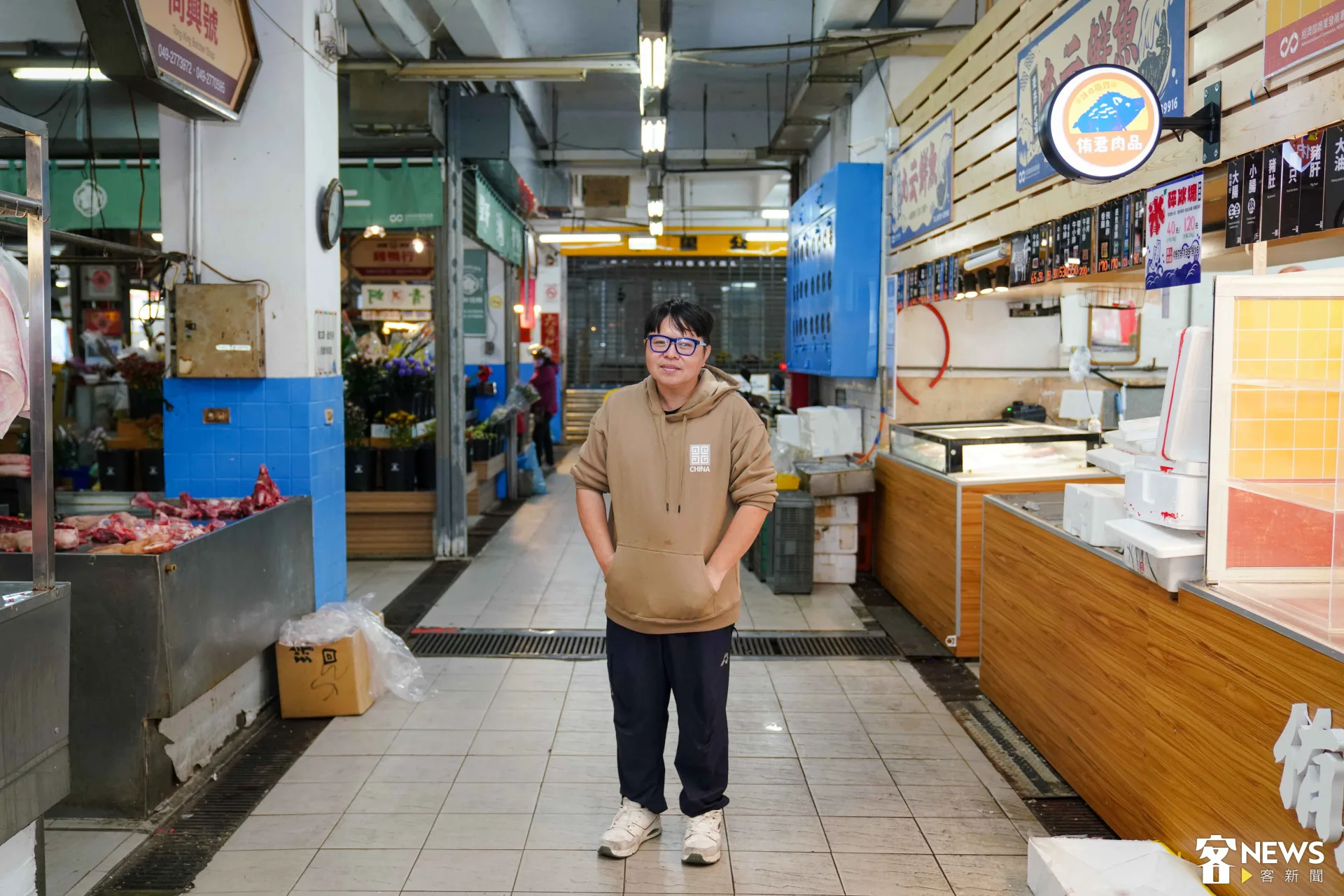 董于安領著《客新聞》記者逐層參觀水里市場，細數每個角落和攤位發生的事。朱愷元攝