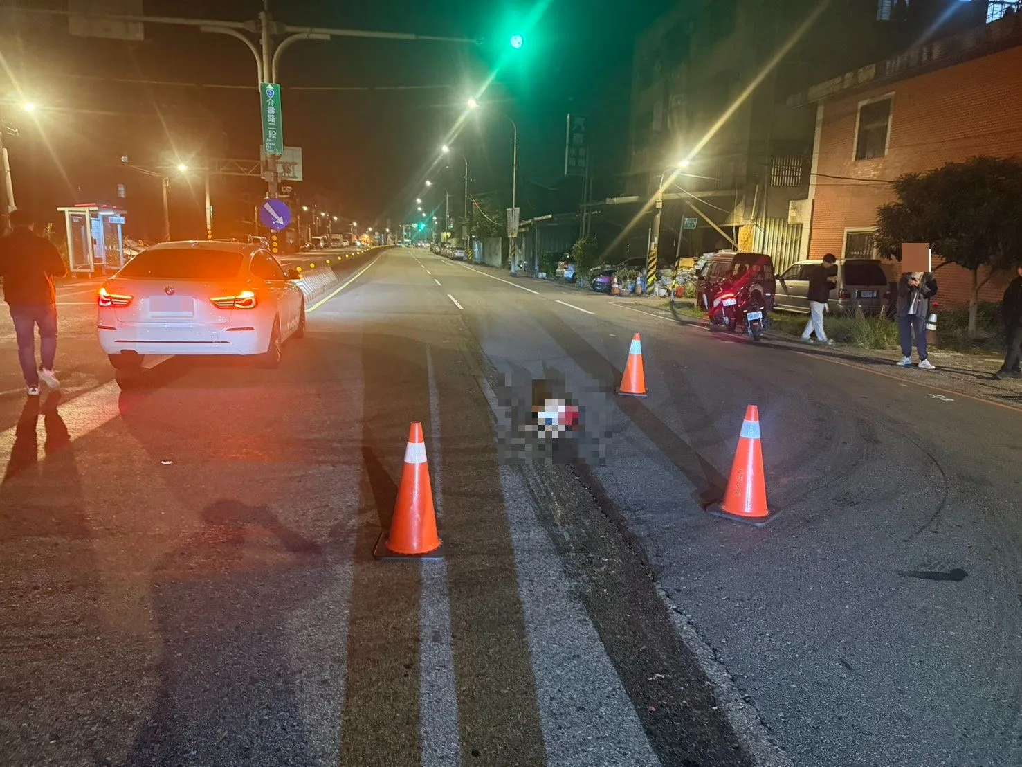 新北公車夜路輾斃遊蕩犬隻,駕駛逃逸移送法辦。新北動保處提供