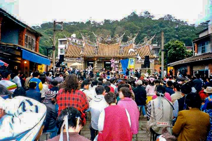 卅年前阿淘在北埔慈天宮前駐唱，在那個年代就已是聚滿人潮了。陳權欣攝