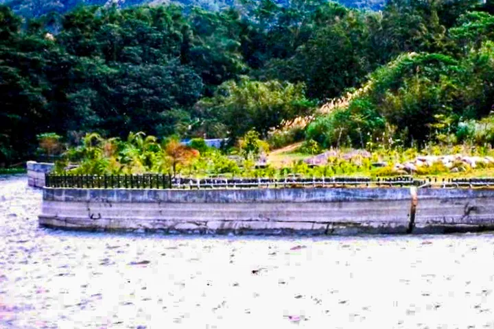 大埔水庫發生地層滑動不是亂說的，早年水庫擋土牆被撐出好幾條巨縫。陳權欣攝