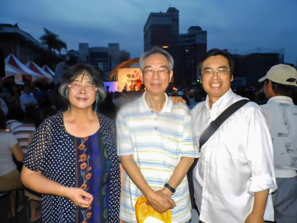 作家李喬（中）與文史工作者陳邦畛（右）說，阿淘哥這幾十首海陸客家歌，是不得了的成就。他們強調「阿淘對客家的貢獻，很難用言語形容。」陳權欣攝