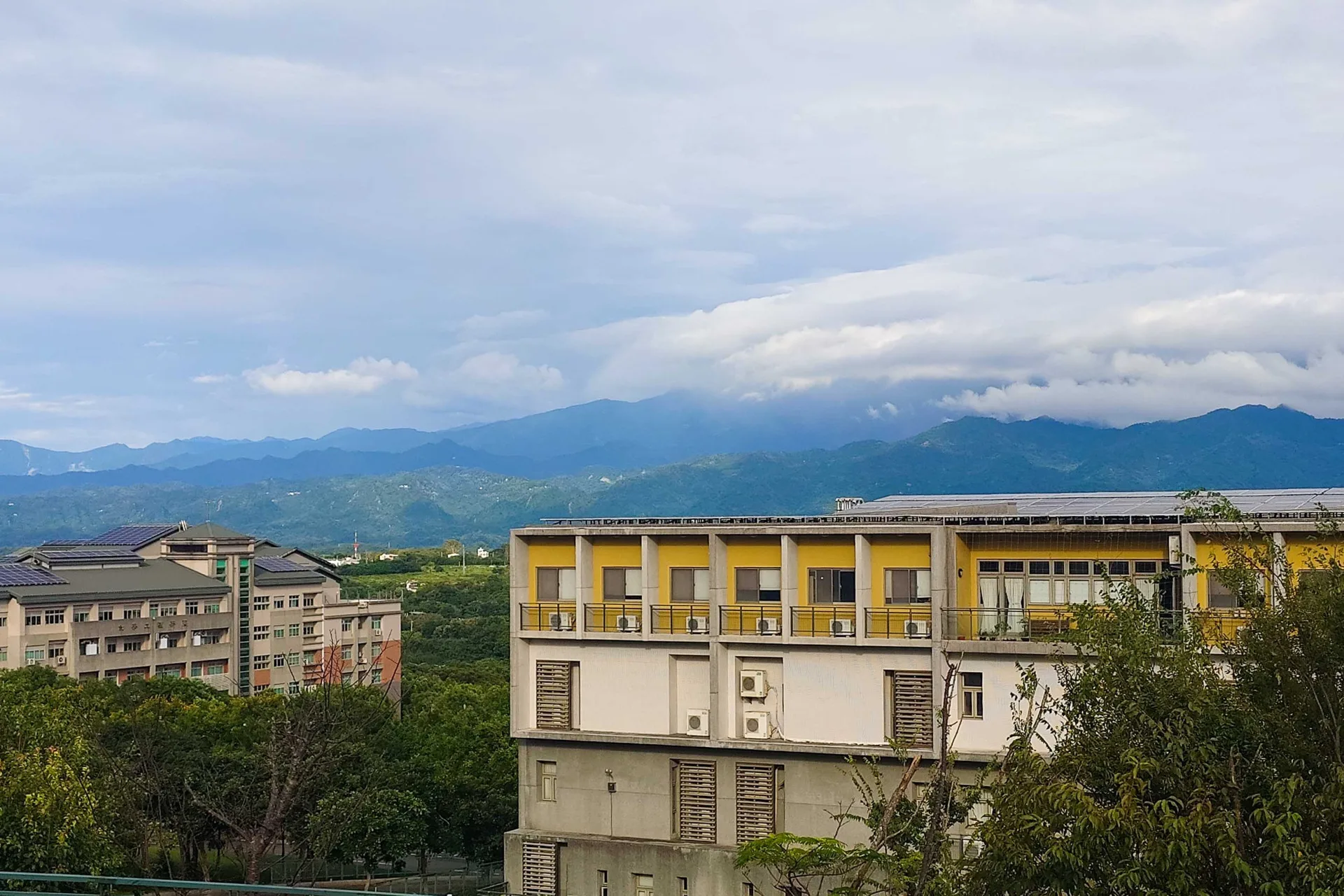 聯合大學八甲校區校舍建於山坡上,山景視野很美。何來美攝
