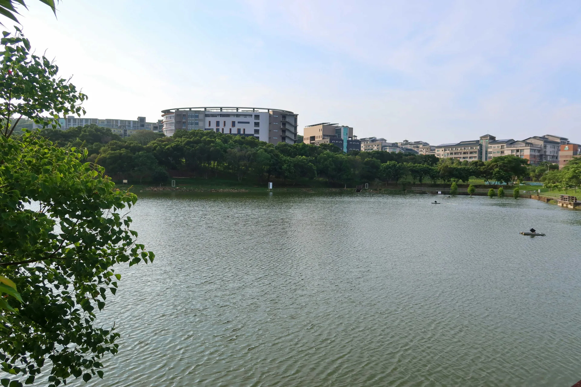 國立聯合大學八甲校區已成為該校主要校區,從大學湖望去校舍巍峨。何來美攝