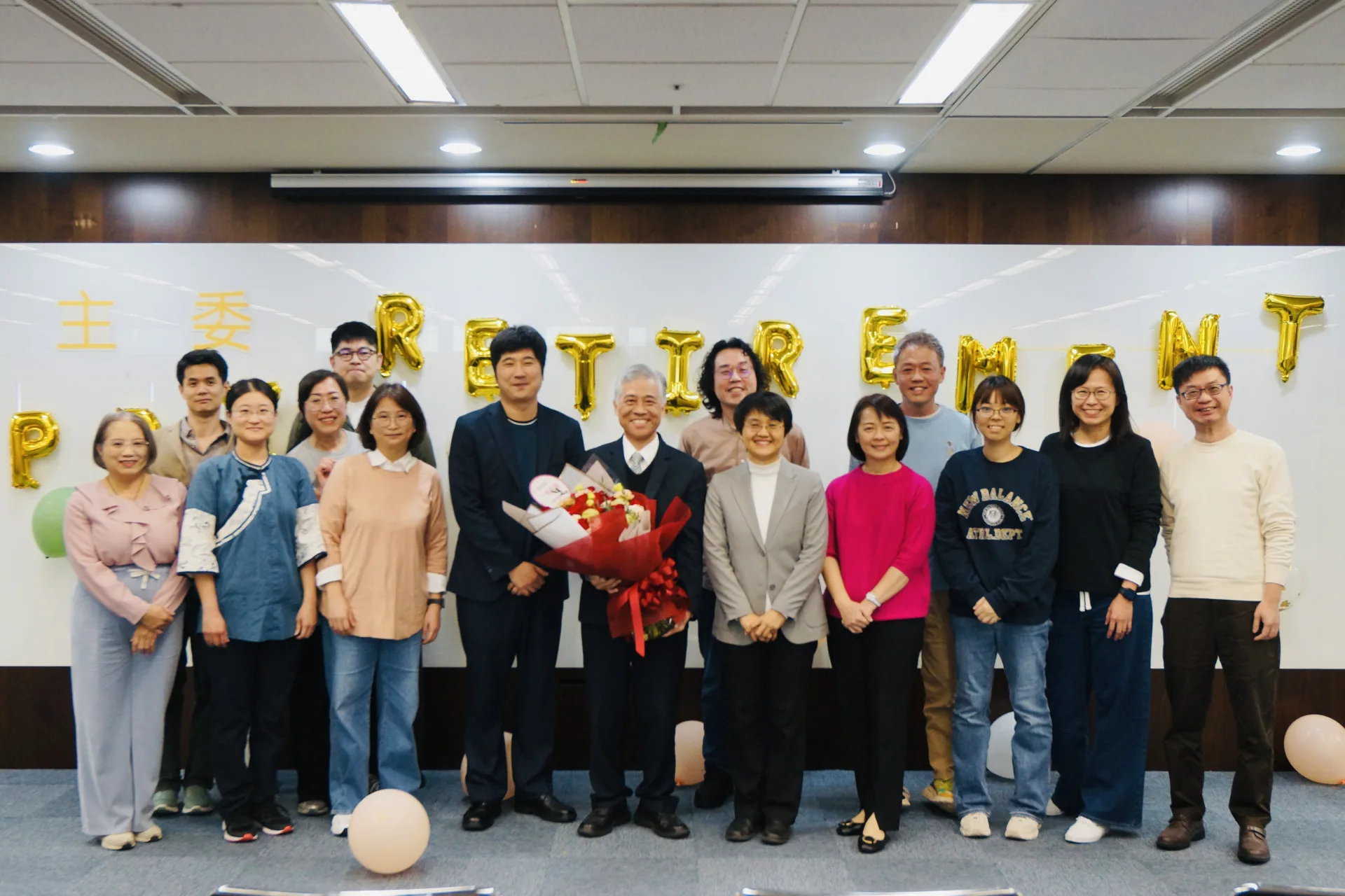 客委會副主委范佐銘退休，與同仁合照。