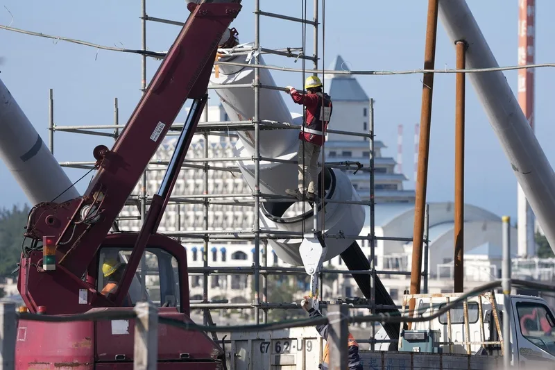 淡江大橋預計5月12日完工通車，工程人員15日持續進行斜索阻尼工程。中央社