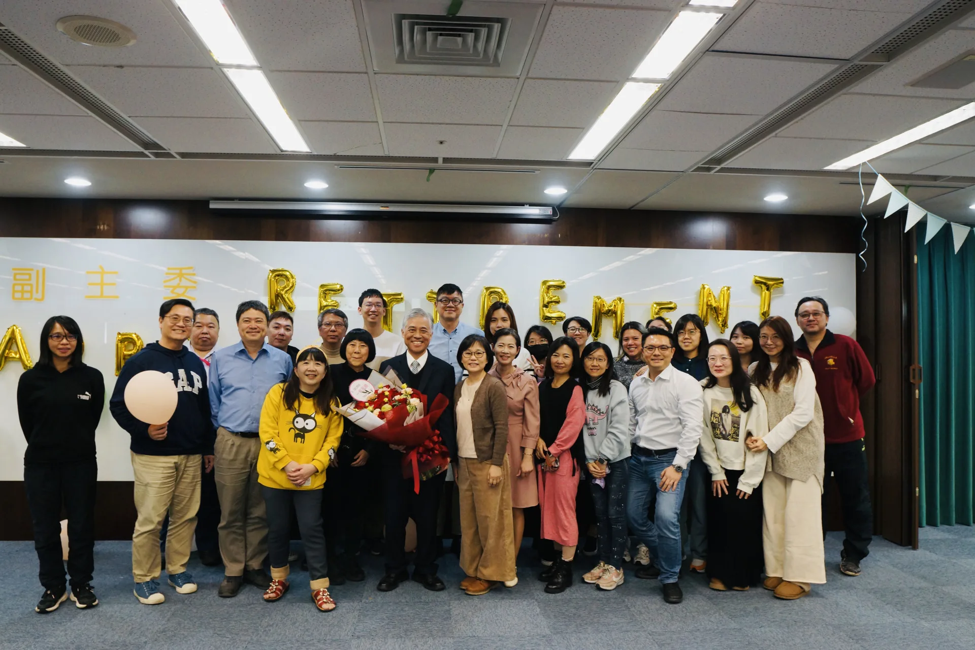 客委會副主委范佐銘退休，與同仁合照。