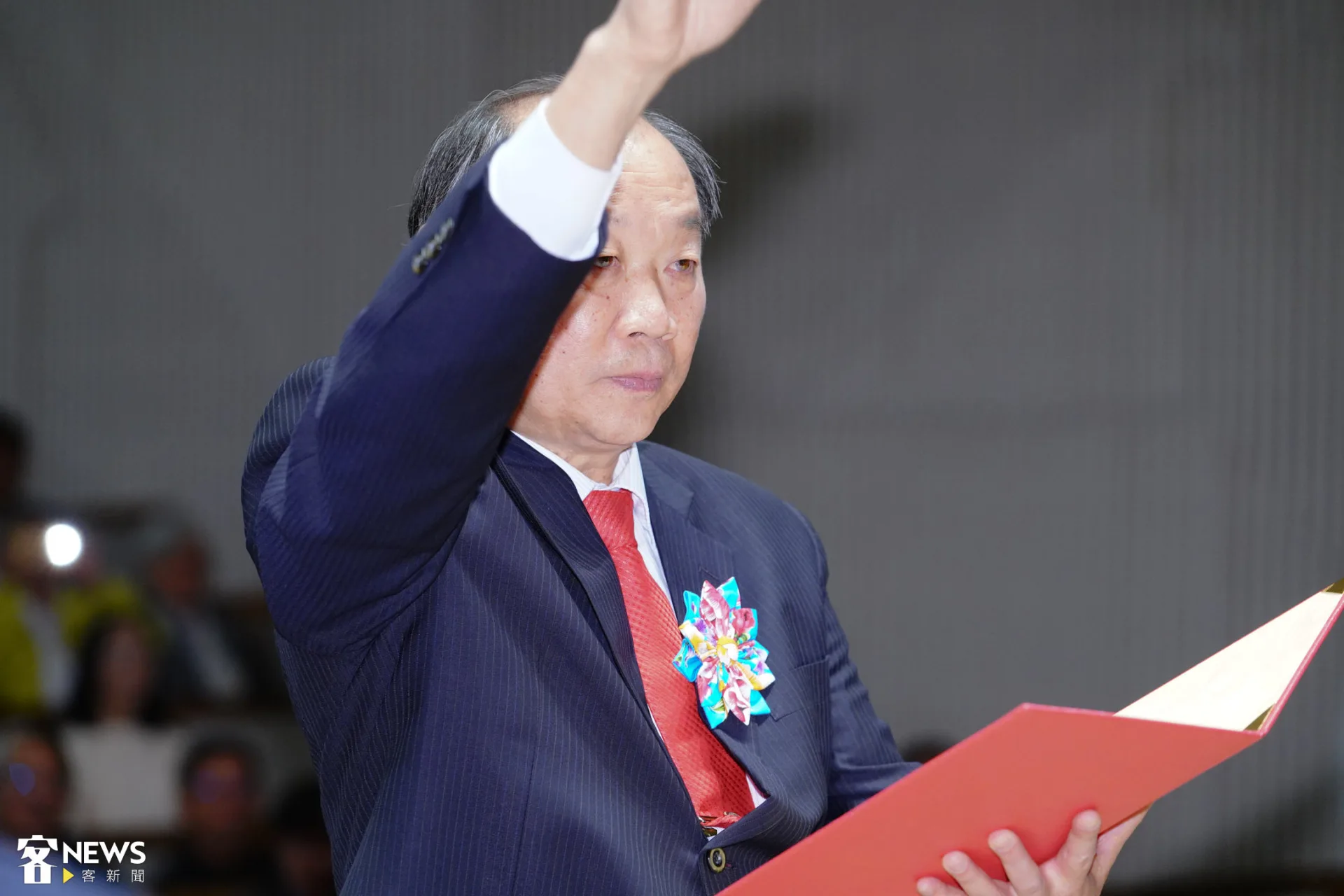 謝勝信特別以客語進行公務員宣誓。朱愷元攝