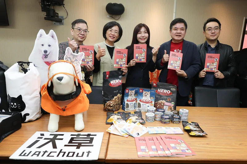 民進黨立委吳沛憶(中)、蘇巧慧(左2)、莊瑞雄(右2)等人,16日在立法院出席「動物夥伴防災避難手冊」發布會。中央社