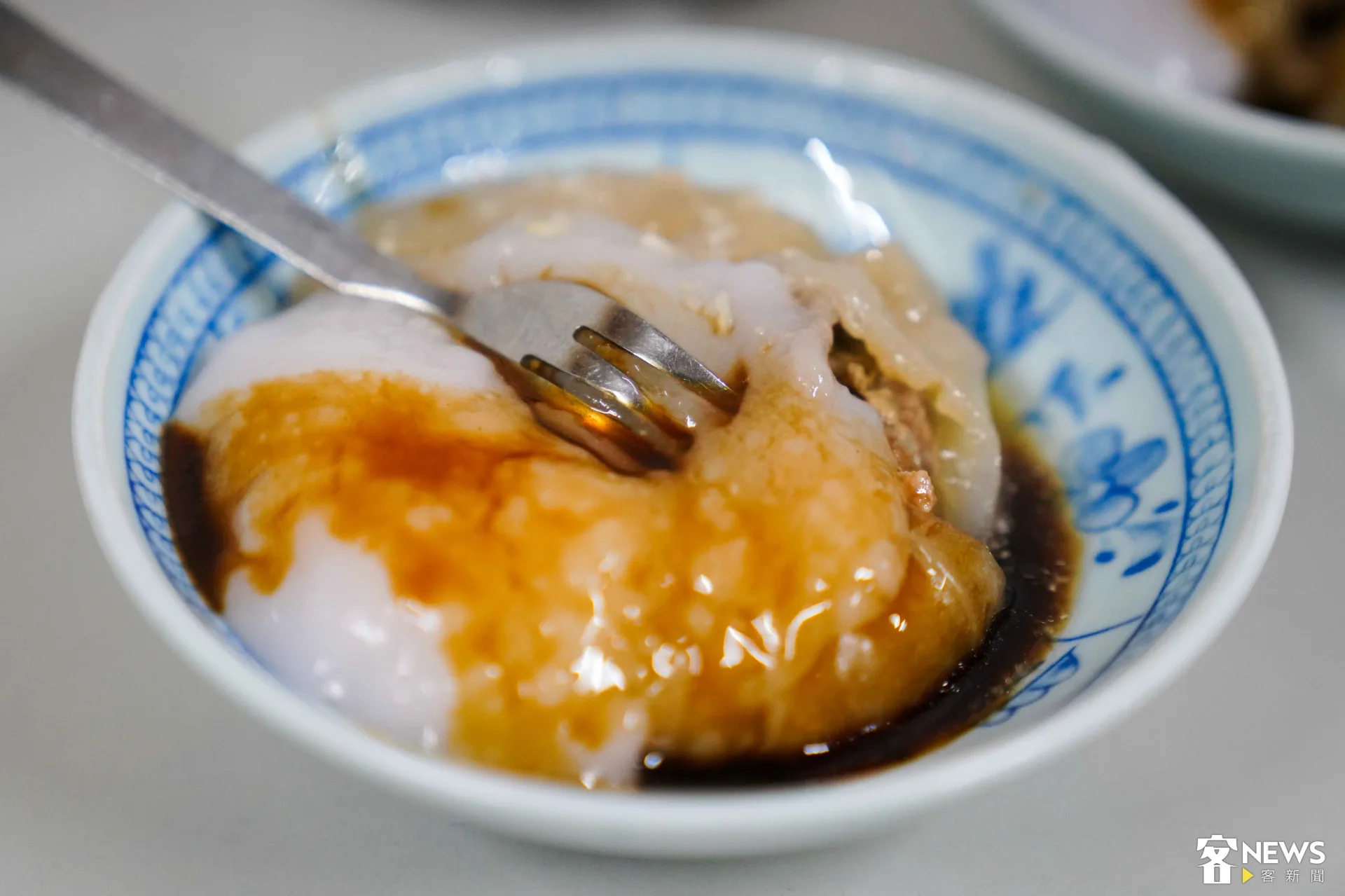 在勞動力需求極大的年代，紮實、飽足且方便食用的肉圓，成了工人們體力補給的首選。朱愷元攝