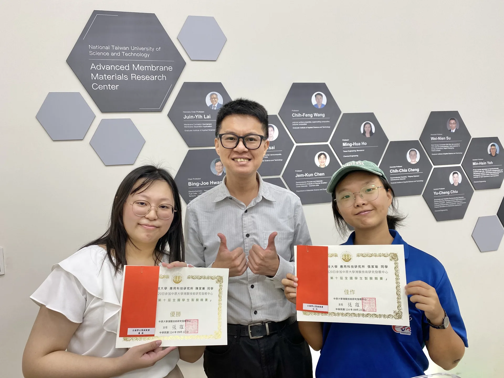 洪維松教授(中)指導學生參加2025年薄膜大賽,囊括第一、二名。台科大提供