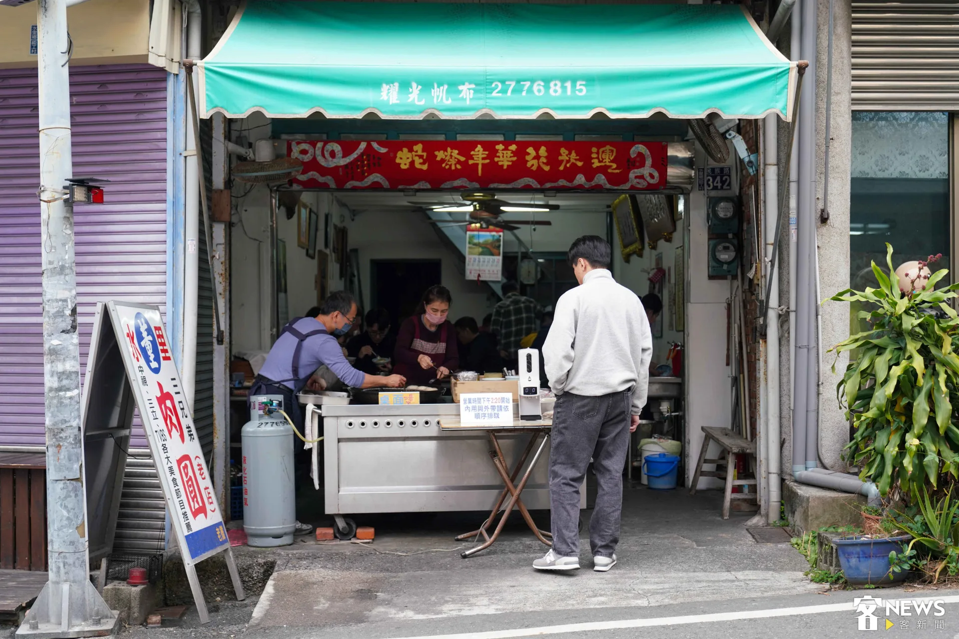 董家肉圓開門就吸引客人上門，過年期間想品嘗可能要趁早。朱愷元攝