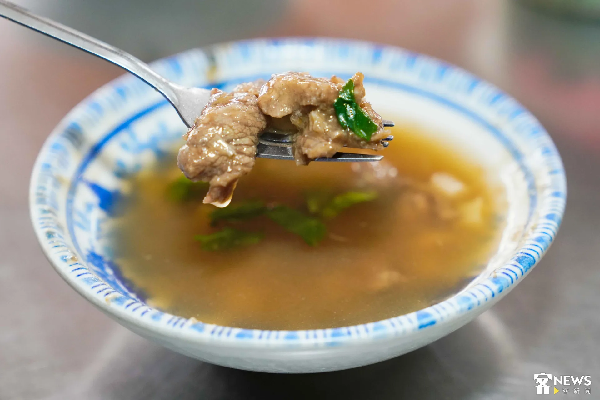 當熱騰騰的大骨湯與碗底殘留的鹹甜醬汁、肉塊與筍乾交織，瞬間化為一碗濃郁的精華湯品，這才是水里肉圓之旅最完美的句點。朱愷元攝