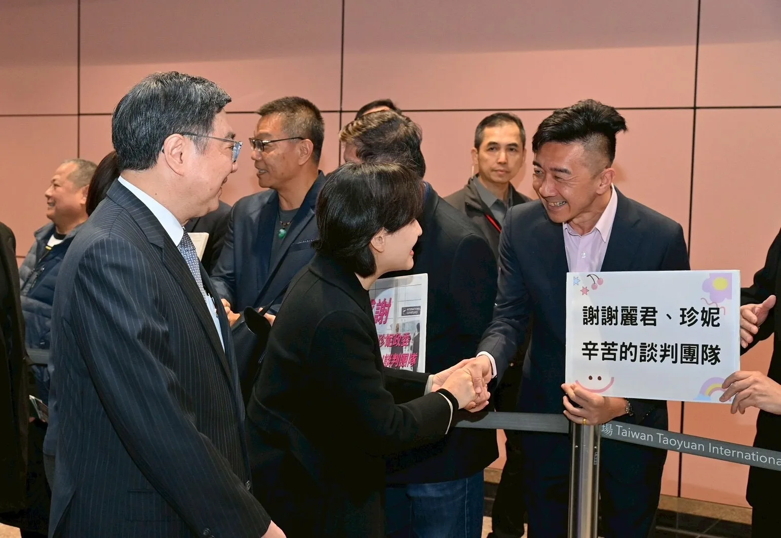 卓榮泰陪同鄭麗君、楊珍妮等人入境通關,不少民眾也熱情迎接。行政院提供