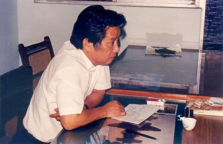 每月一次的六人小組讀書會，林柏燕聚精會神聽我們討論的神情。1991，新竹師院，楊國鑫攝