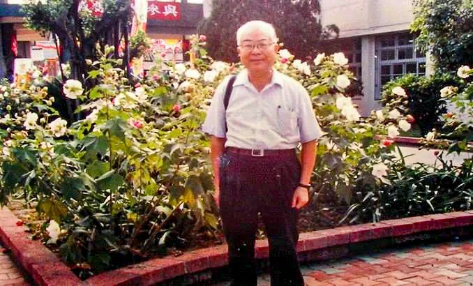 替北埔鄉土誌翻譯作者宋建和先生,在北埔國小拍張生前照片。陳權欣攝