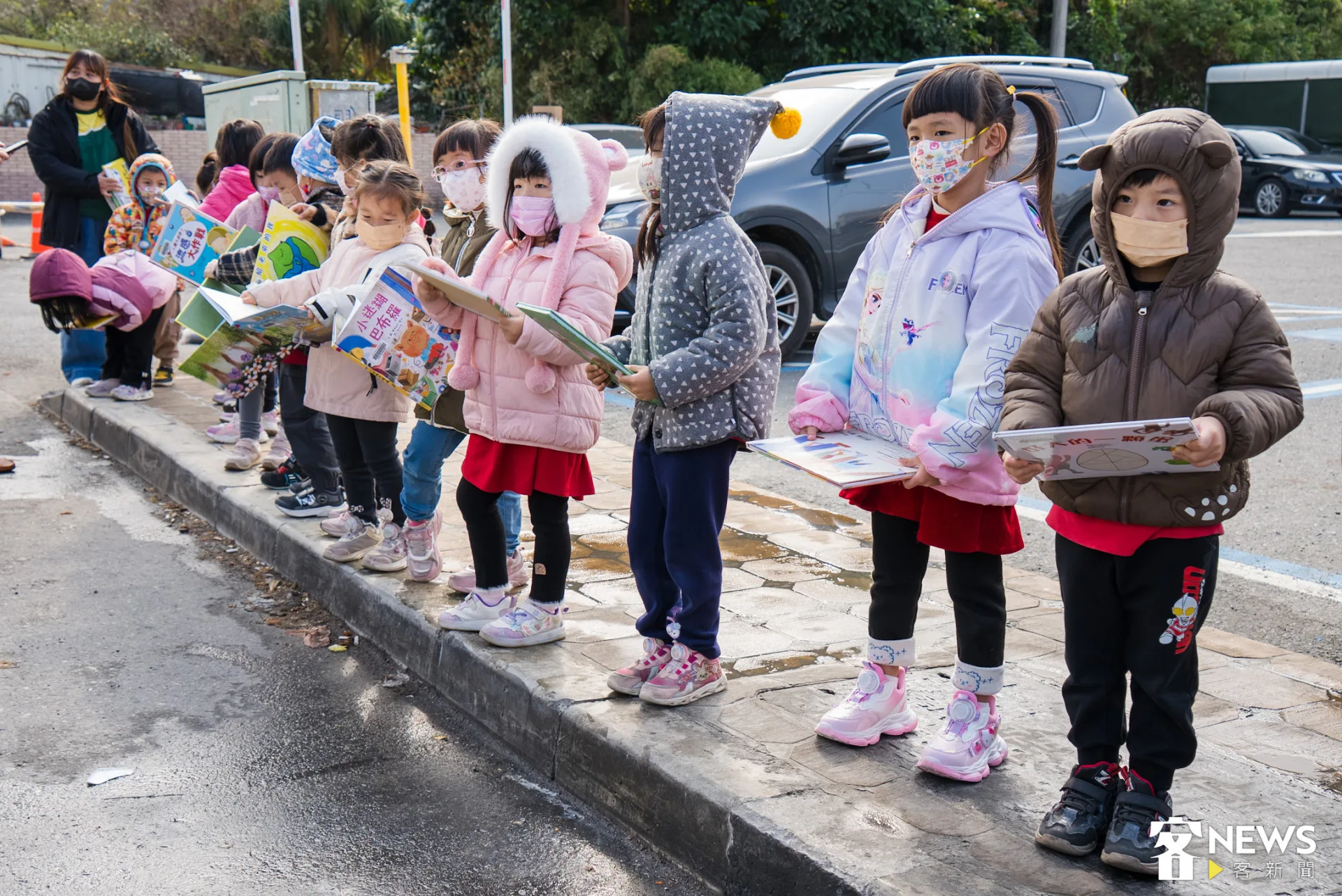首位接棒傳書的隊伍,是崙背幼兒園小朋友們。朱愷元攝