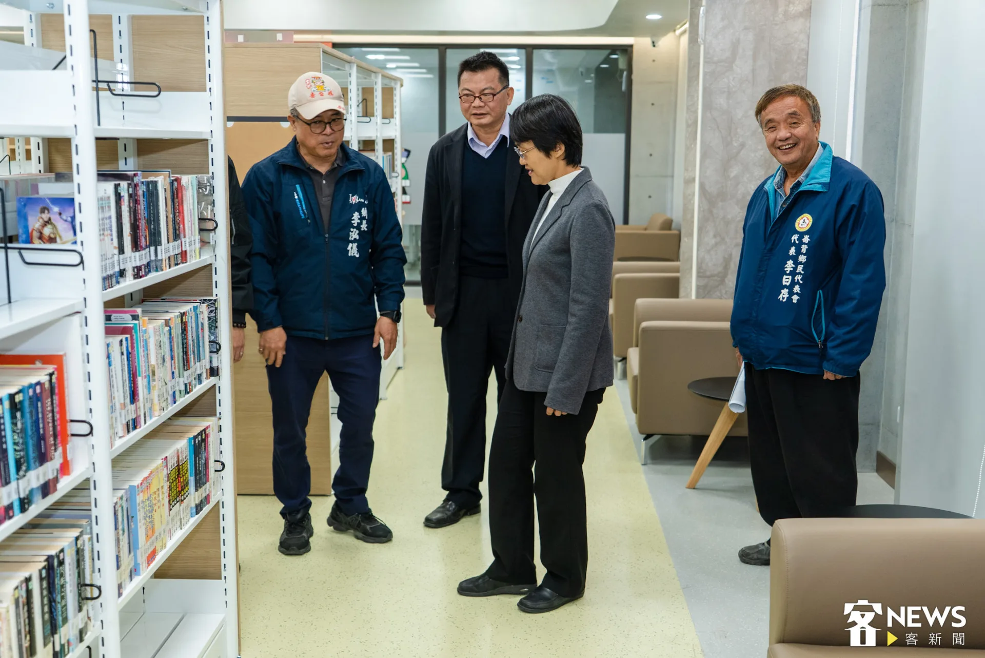古秀妃(右二)認為,崙背能有這樣一座現代化的圖書館,對孩子與地方發展相當重要。朱愷元攝