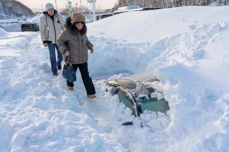 俄羅斯遠東地區堪察加半島暴雪,路上車輛都被積雪掩埋。翻攝自Russian Embassy in Kenya《推特》官方帳號