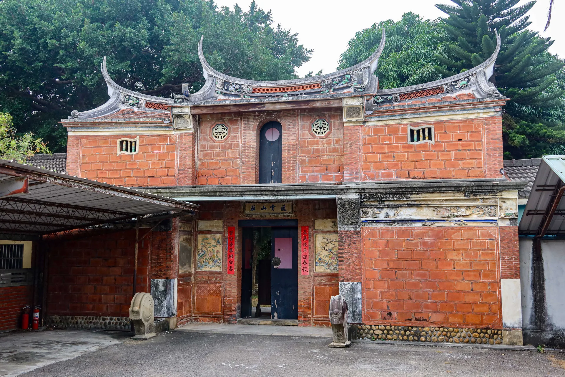 神岡區「筱雲山莊」是呂炳南所建,所育三子汝玉、汝修、汝誠俱中秀才,吳子光稱許為「海東三鳳」,呂汝修後也高中舉人,圖為「筱雲山莊」門樓。何來美攝