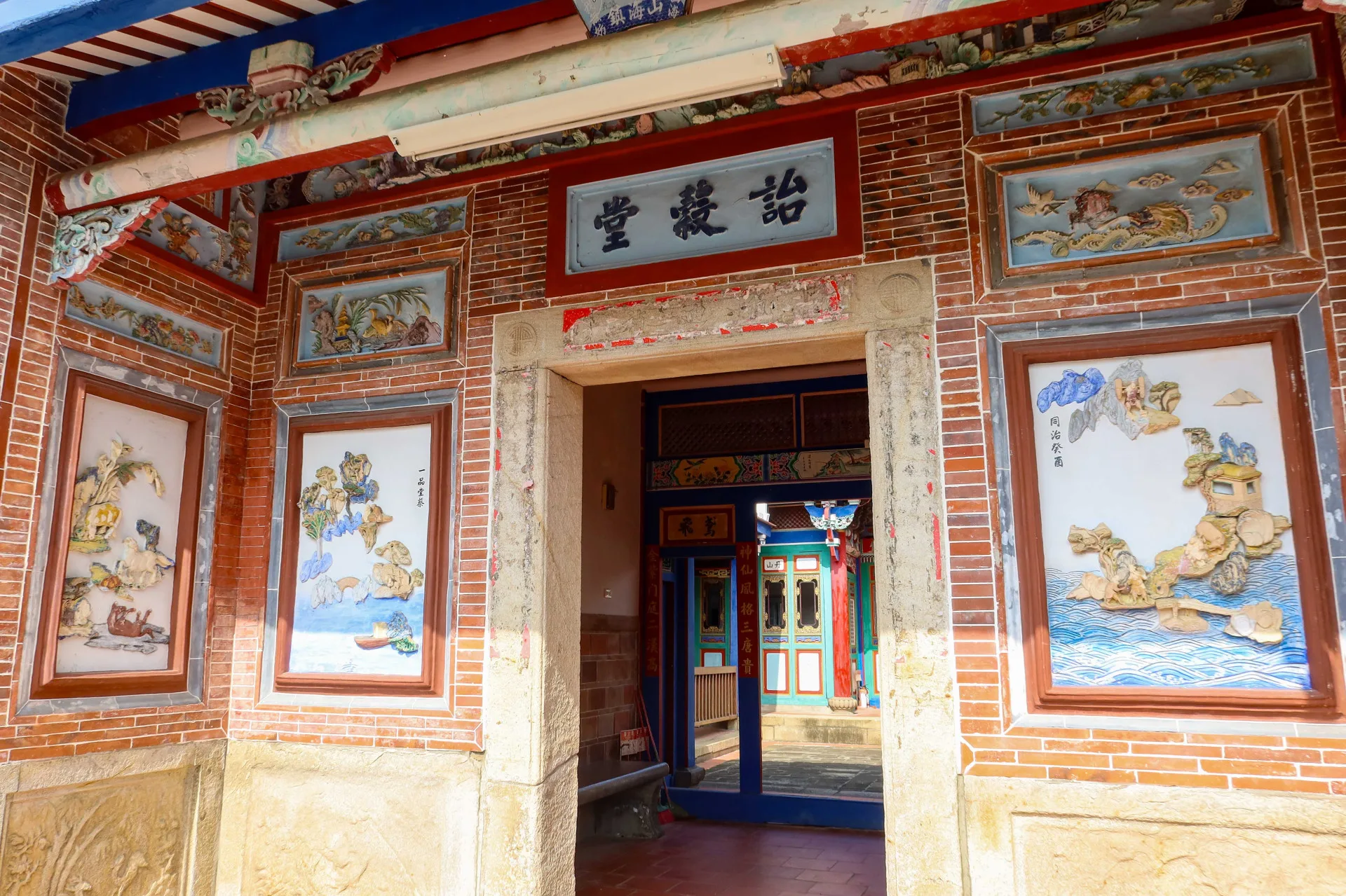 豐原「萬選居」壁飾也大量採用交趾陶藝術,增添古宅的藝術與典雅。何來美攝