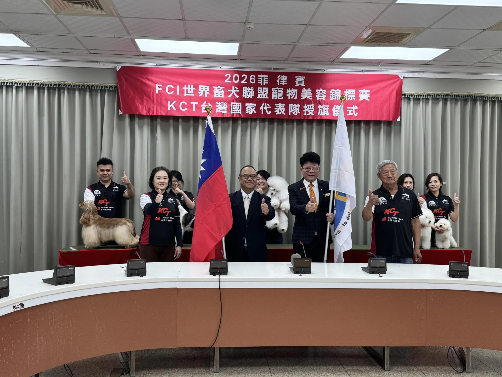出發前往菲律賓比賽前，農業部動物保護司司長江文全親自授旗鼓勵參賽選手。農業部提供