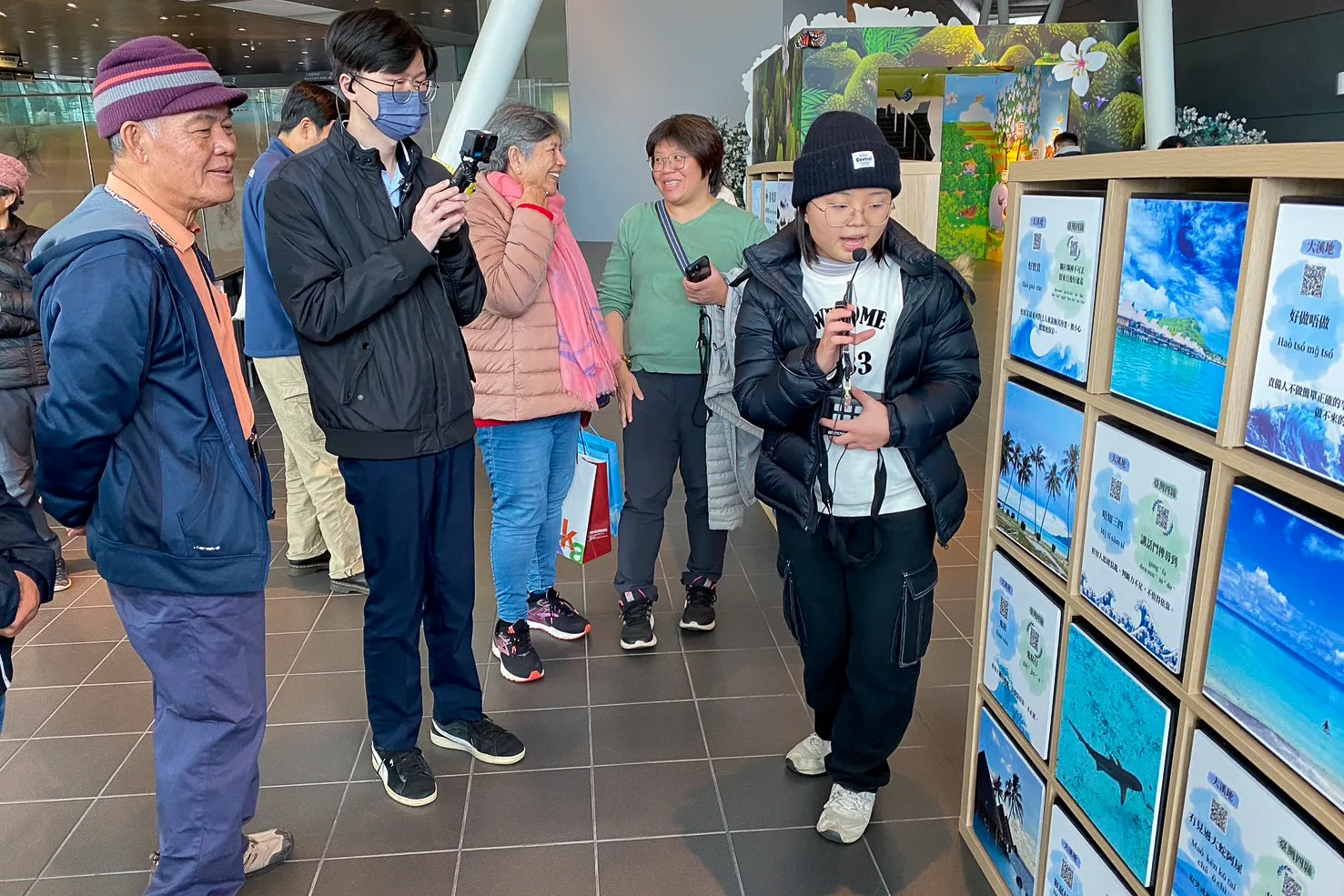 「海洋彼方的客庄」展區中以語言牆呈現臺灣與大溪地兩地客語對照,觀眾掃描 QR Code即可聽見大溪地客語的原音重現。客發中心提供