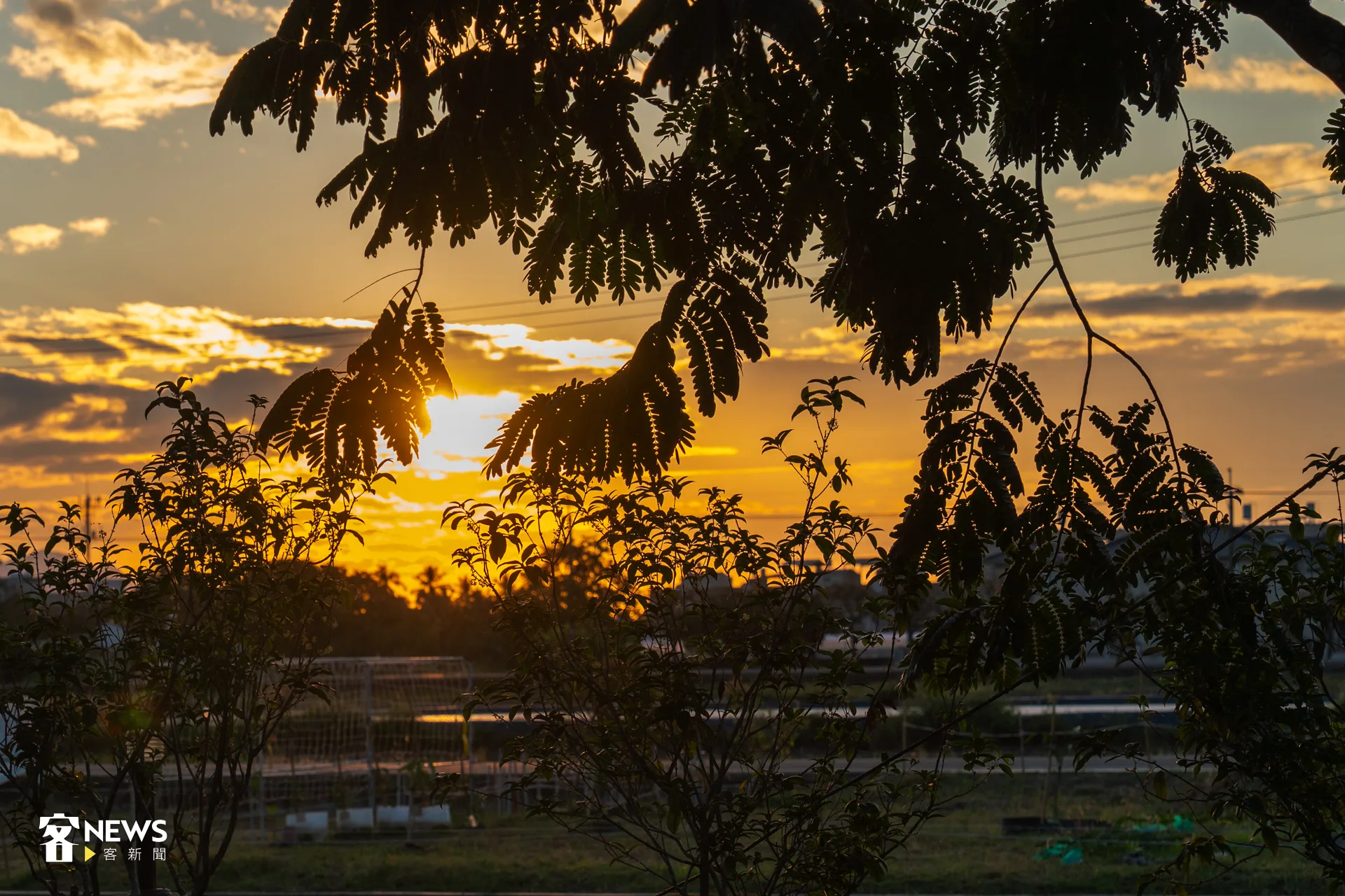 天氣好的時候，店家外可欣賞從遠山落下的夕陽。洪藝晅攝
