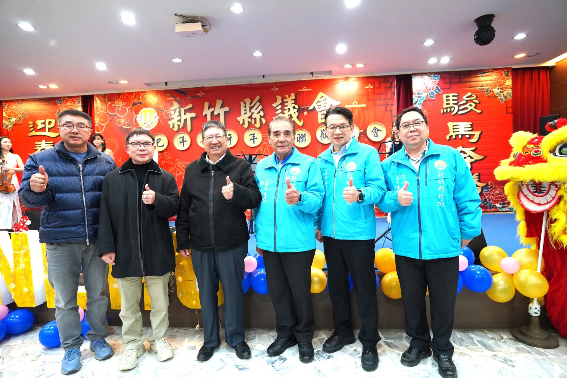 新竹縣長楊文科(左3)宣布人事異動,新增副縣長徐元棟(右3),副秘書長陳偉志(右2),產業發展處長陳盈州(右1)。