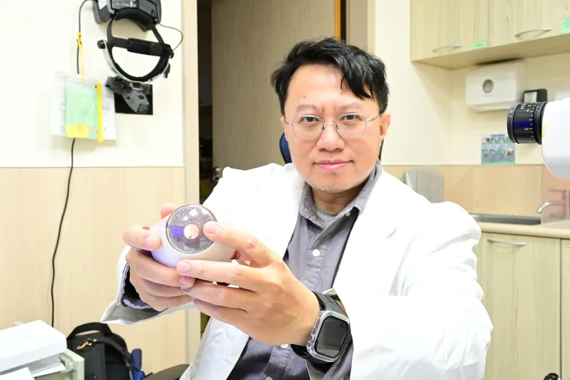 亞洲大學附屬醫院一般眼科主任李昇達(圖)提醒,「短片視覺症候群」有增加趨勢,若眼睛有異狀,就應就醫檢查。亞大醫院提供